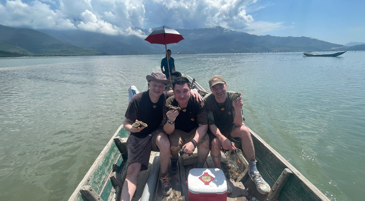 Как накормить вьетнамцев устрицами и чем поразить Ксению Собчак? Жители Владимирской области вновь участвуют в шоу с селебрити. На сей раз на экран попал известный в городе повар Юрий Ковальчук, снявшись в программе «Последний шеф». Ну а на «Быстрых свиданиях» свое обаяние проявил фермер Василий из Петушков. Давайте узнаем, что же получилось у наших мужчин!