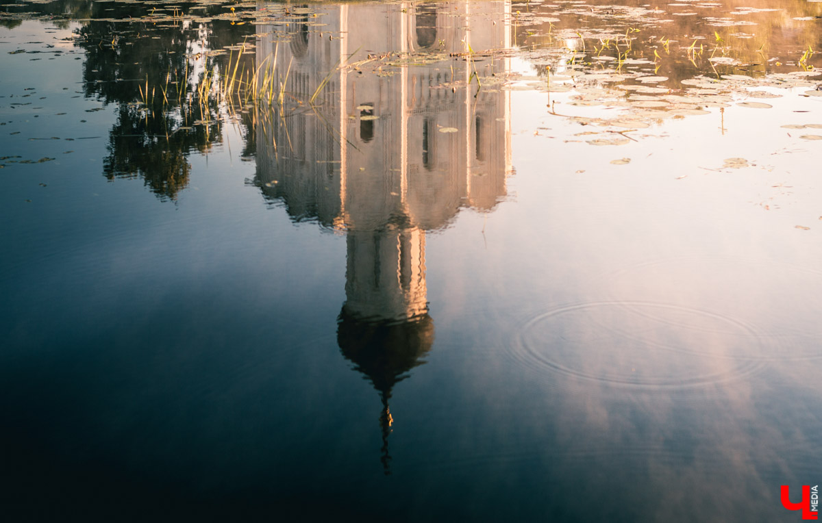 В регионе создан новый маршрут по местам, связанным с жизнью Андрея Боголюбского. В нем задействовано сразу несколько городов и поселков: Владимир, Суздаль, Юрьев-Польский, Кидекша и, естественно, Боголюбово. Ну а приурочено погружение в прошлое к выходу на экраны исторического сериала «Князь Андрей», работа над которым велась в наших краях два года назад.