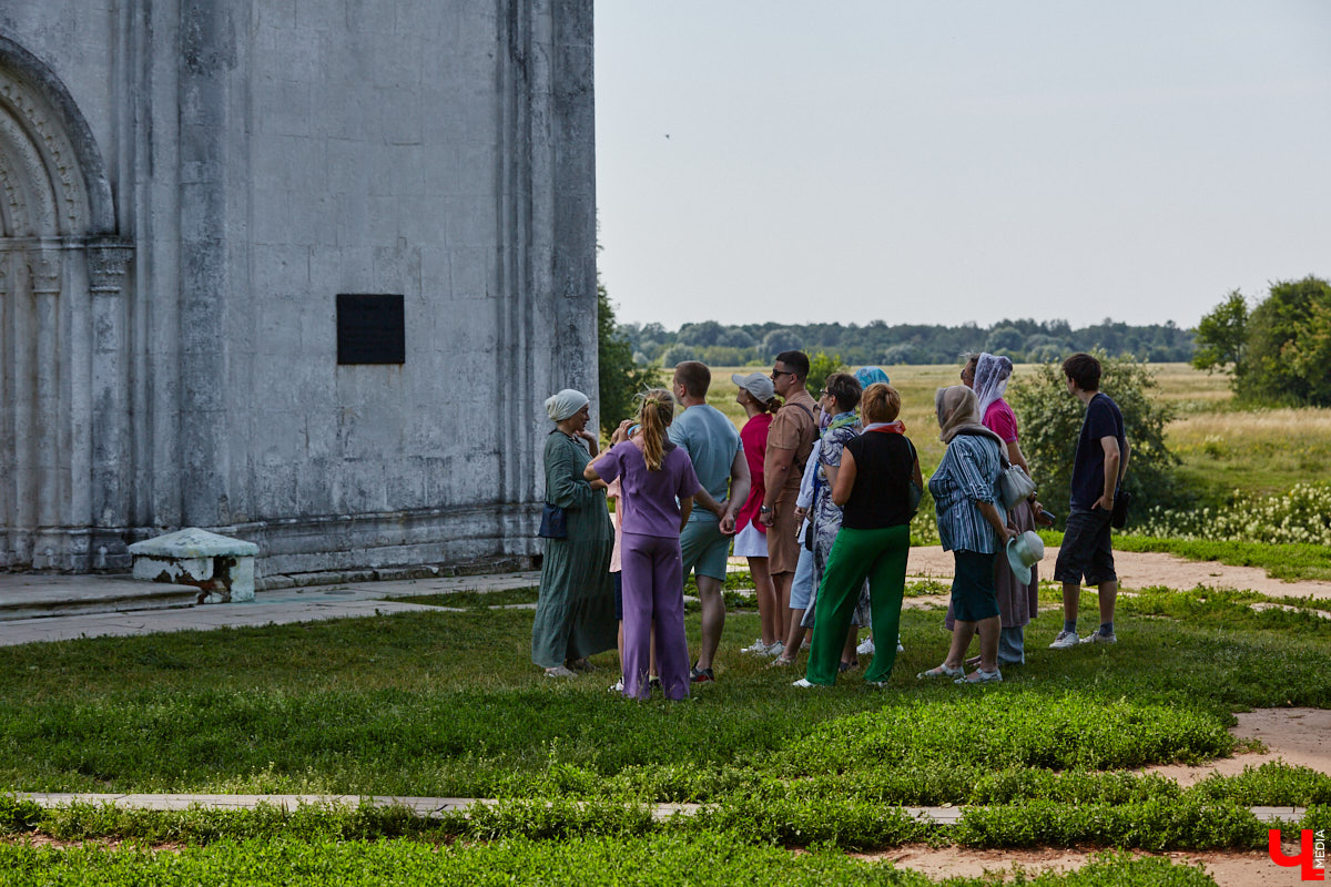 В регионе создан новый маршрут по местам, связанным с жизнью Андрея Боголюбского. В нем задействовано сразу несколько городов и поселков: Владимир, Суздаль, Юрьев-Польский, Кидекша и, естественно, Боголюбово. Ну а приурочено погружение в прошлое к выходу на экраны исторического сериала «Князь Андрей», работа над которым велась в наших краях два года назад.
