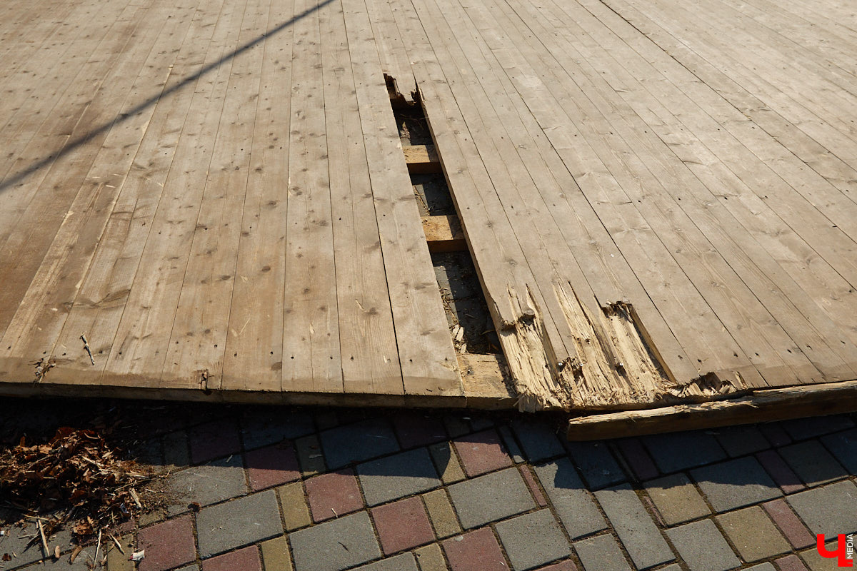 Весной хочется надеть что-то яркое и отправиться на прогулку в центр. Однако его неухоженный вид может вмиг испортить настроение. Почерневший снег и аварийные фасады — зрелище не для открыток. На то, что не красит ядро Владимира, обратил внимание «Ключ-Медиа».