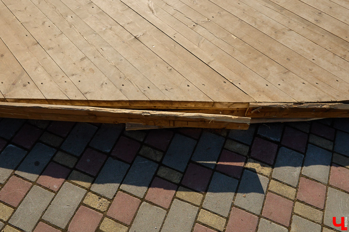 Весной хочется надеть что-то яркое и отправиться на прогулку в центр. Однако его неухоженный вид может вмиг испортить настроение. Почерневший снег и аварийные фасады — зрелище не для открыток. На то, что не красит ядро Владимира, обратил внимание «Ключ-Медиа».