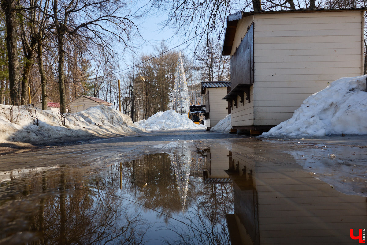 Весной хочется надеть что-то яркое и отправиться на прогулку в центр. Однако его неухоженный вид может вмиг испортить настроение. Почерневший снег и аварийные фасады — зрелище не для открыток. На то, что не красит ядро Владимира, обратил внимание «Ключ-Медиа».