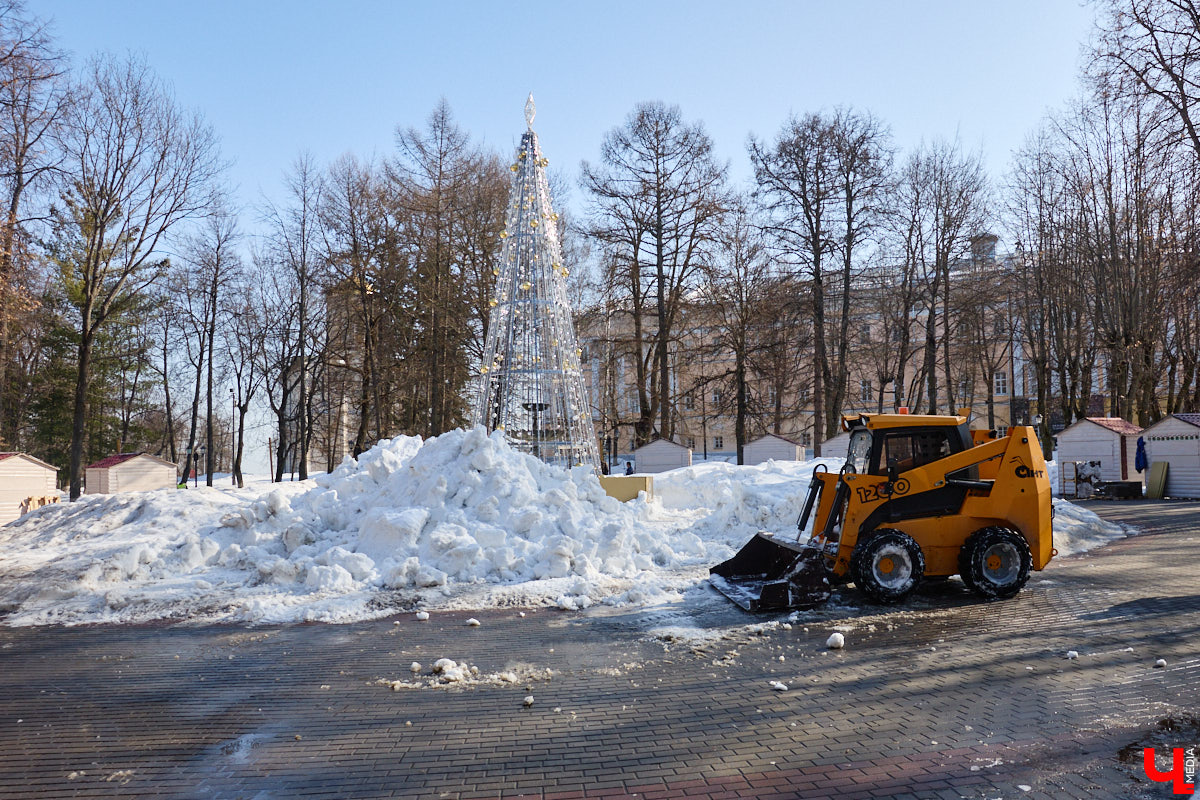 Весной хочется надеть что-то яркое и отправиться на прогулку в центр. Однако его неухоженный вид может вмиг испортить настроение. Почерневший снег и аварийные фасады — зрелище не для открыток. На то, что не красит ядро Владимира, обратил внимание «Ключ-Медиа».