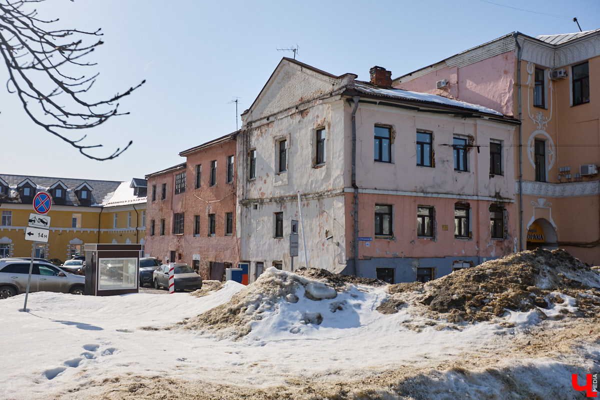 Весной хочется надеть что-то яркое и отправиться на прогулку в центр. Однако его неухоженный вид может вмиг испортить настроение. Почерневший снег и аварийные фасады — зрелище не для открыток. На то, что не красит ядро Владимира, обратил внимание «Ключ-Медиа».