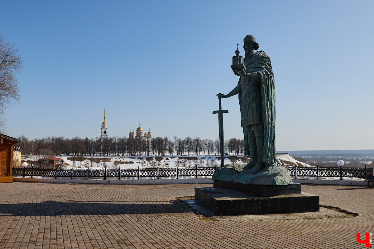 Весной хочется надеть что-то яркое и отправиться на прогулку в центр. Однако его неухоженный вид может вмиг испортить настроение. Почерневший снег и аварийные фасады — зрелище не для открыток. На то, что не красит ядро Владимира, обратил внимание «Ключ-Медиа».