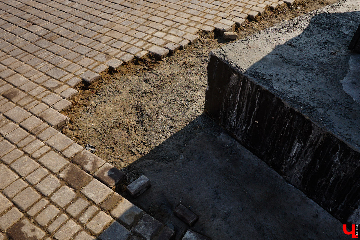 Весной хочется надеть что-то яркое и отправиться на прогулку в центр. Однако его неухоженный вид может вмиг испортить настроение. Почерневший снег и аварийные фасады — зрелище не для открыток. На то, что не красит ядро Владимира, обратил внимание «Ключ-Медиа».