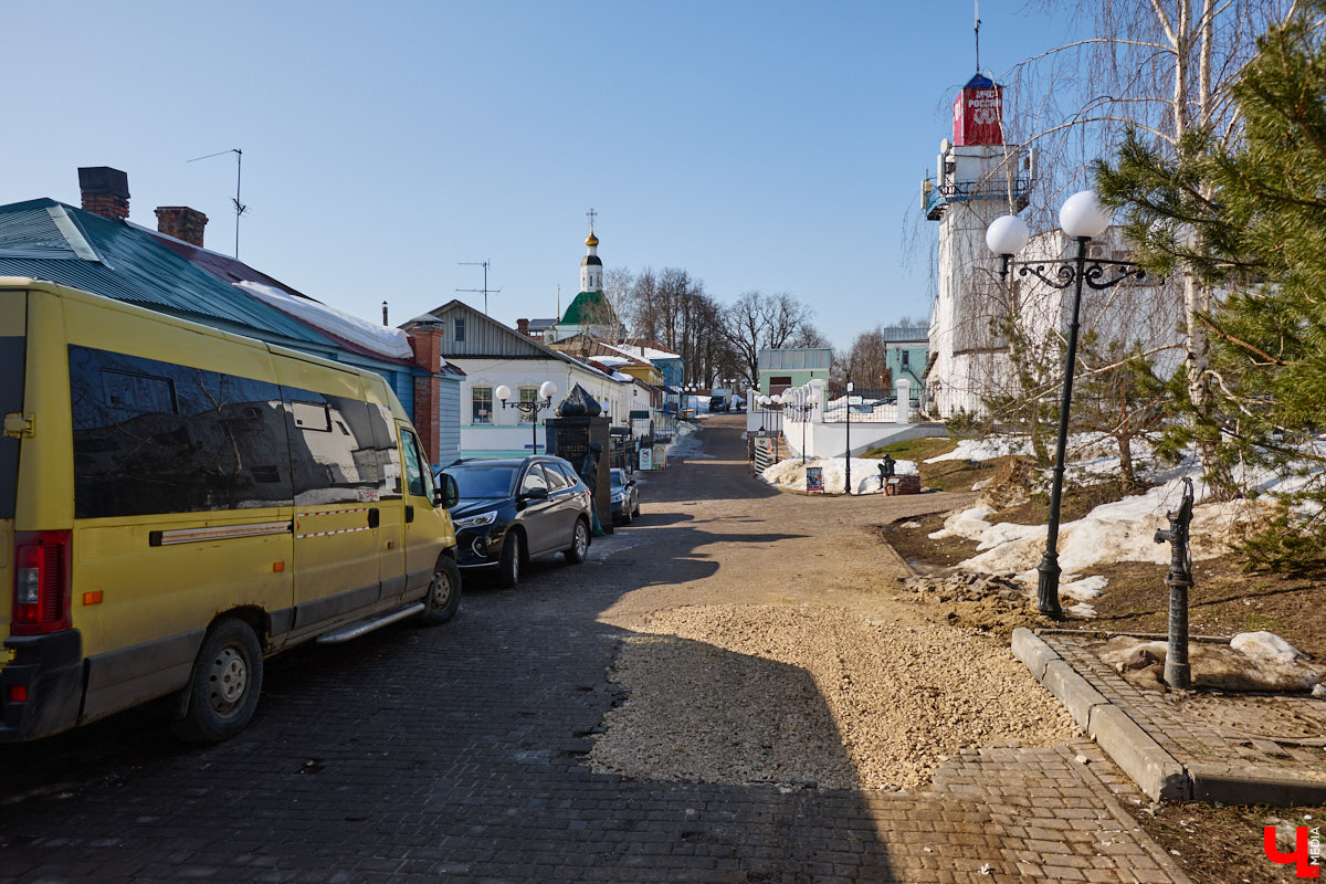 Весной хочется надеть что-то яркое и отправиться на прогулку в центр. Однако его неухоженный вид может вмиг испортить настроение. Почерневший снег и аварийные фасады — зрелище не для открыток. На то, что не красит ядро Владимира, обратил внимание «Ключ-Медиа».