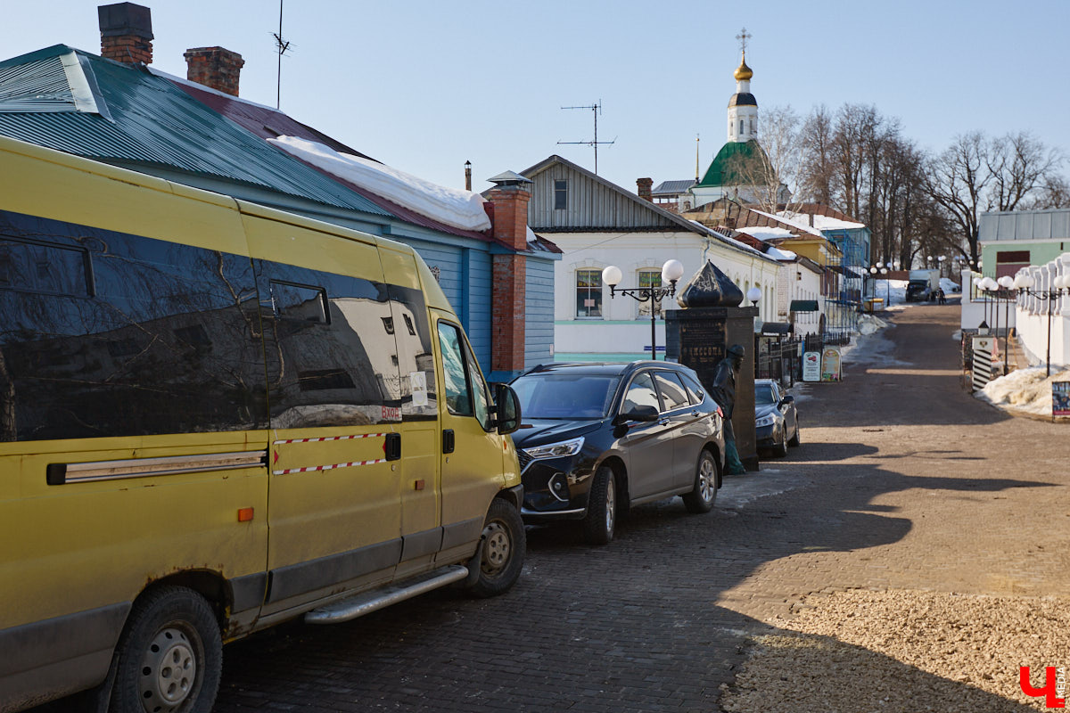 Весной хочется надеть что-то яркое и отправиться на прогулку в центр. Однако его неухоженный вид может вмиг испортить настроение. Почерневший снег и аварийные фасады — зрелище не для открыток. На то, что не красит ядро Владимира, обратил внимание «Ключ-Медиа».
