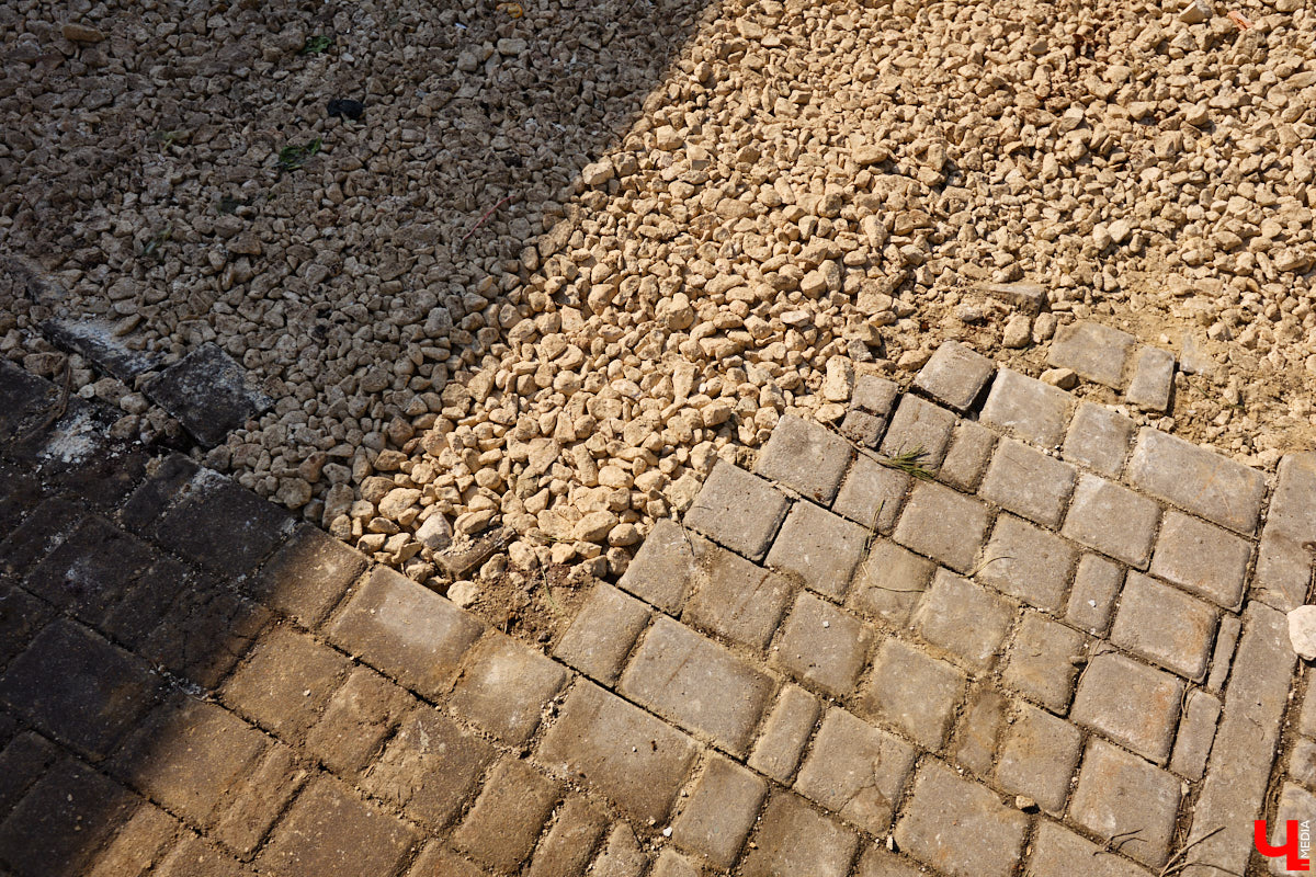 Весной хочется надеть что-то яркое и отправиться на прогулку в центр. Однако его неухоженный вид может вмиг испортить настроение. Почерневший снег и аварийные фасады — зрелище не для открыток. На то, что не красит ядро Владимира, обратил внимание «Ключ-Медиа».