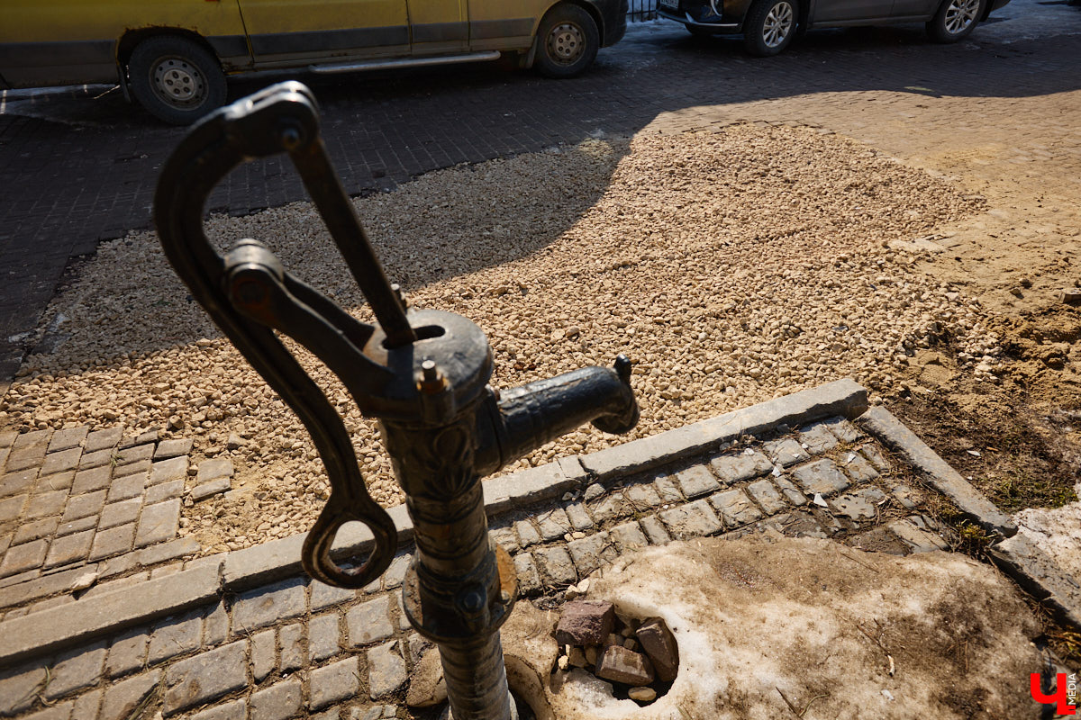 Весной хочется надеть что-то яркое и отправиться на прогулку в центр. Однако его неухоженный вид может вмиг испортить настроение. Почерневший снег и аварийные фасады — зрелище не для открыток. На то, что не красит ядро Владимира, обратил внимание «Ключ-Медиа».