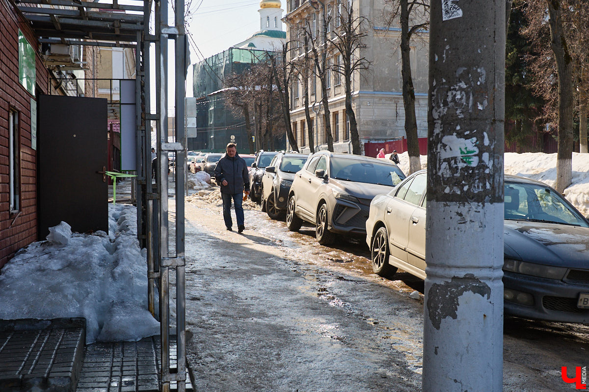 Весной хочется надеть что-то яркое и отправиться на прогулку в центр. Однако его неухоженный вид может вмиг испортить настроение. Почерневший снег и аварийные фасады — зрелище не для открыток. На то, что не красит ядро Владимира, обратил внимание «Ключ-Медиа».