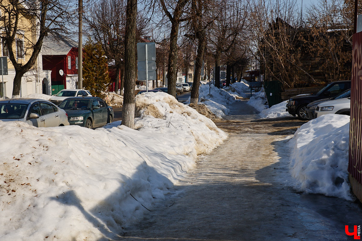 Весной хочется надеть что-то яркое и отправиться на прогулку в центр. Однако его неухоженный вид может вмиг испортить настроение. Почерневший снег и аварийные фасады — зрелище не для открыток. На то, что не красит ядро Владимира, обратил внимание «Ключ-Медиа».