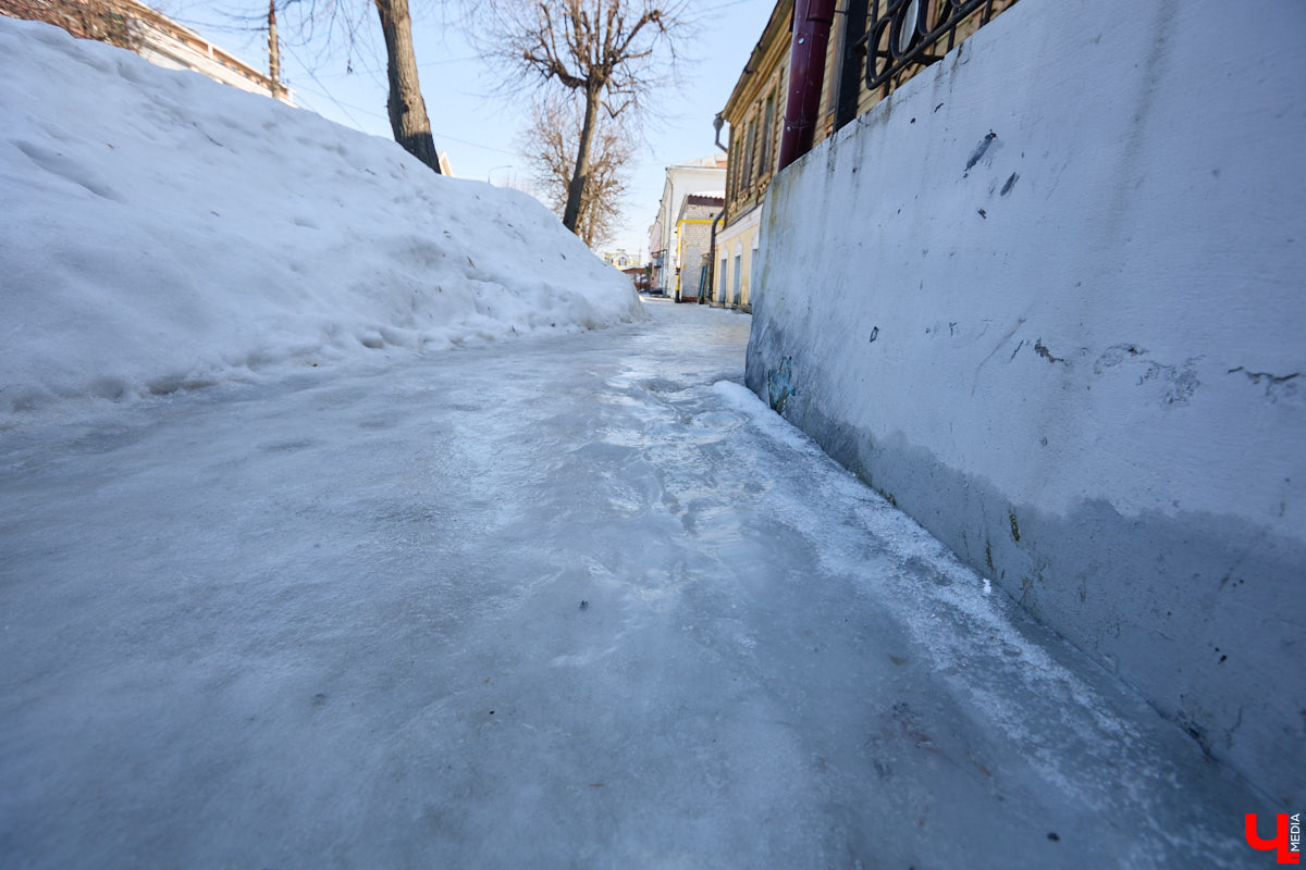 Весной хочется надеть что-то яркое и отправиться на прогулку в центр. Однако его неухоженный вид может вмиг испортить настроение. Почерневший снег и аварийные фасады — зрелище не для открыток. На то, что не красит ядро Владимира, обратил внимание «Ключ-Медиа».