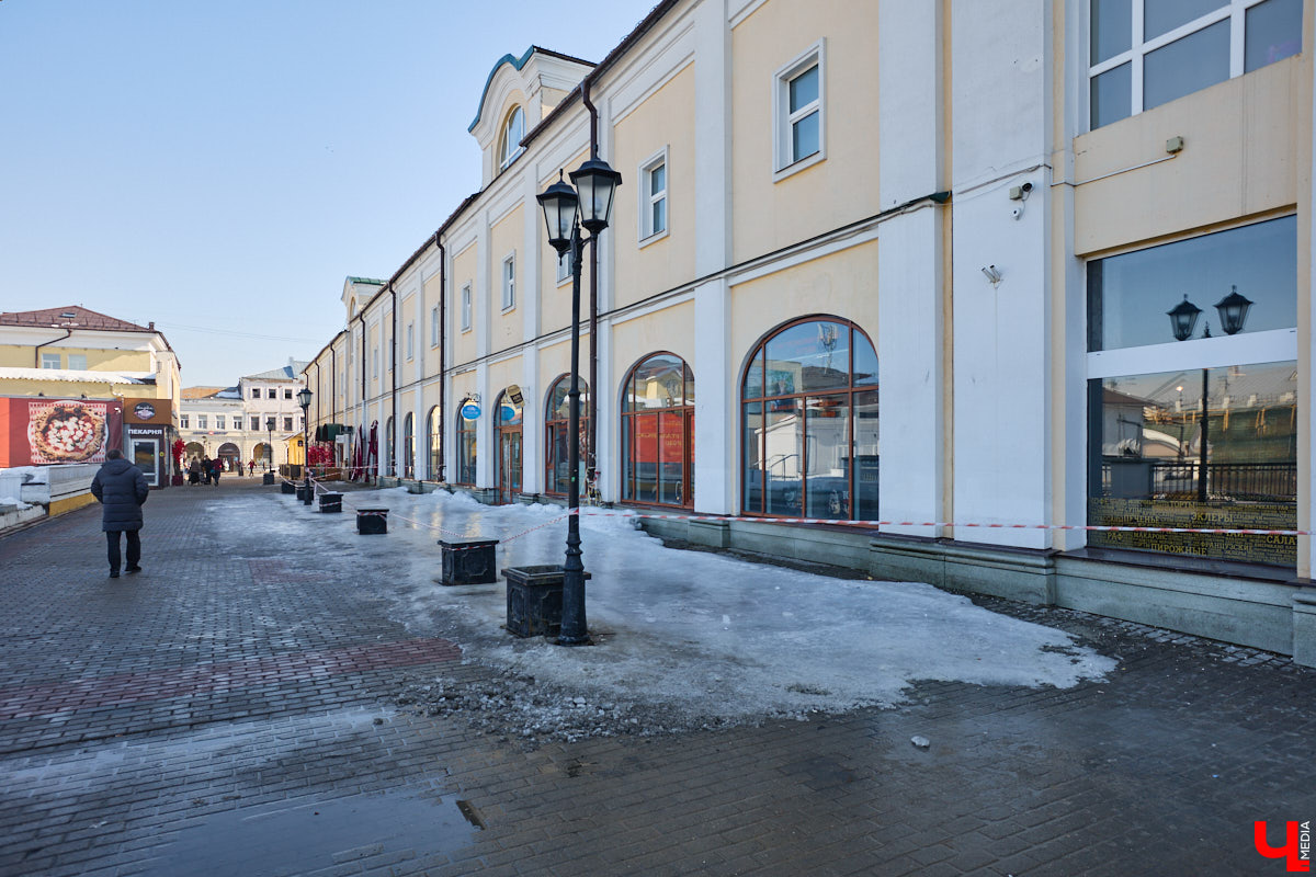 Весной хочется надеть что-то яркое и отправиться на прогулку в центр. Однако его неухоженный вид может вмиг испортить настроение. Почерневший снег и аварийные фасады — зрелище не для открыток. На то, что не красит ядро Владимира, обратил внимание «Ключ-Медиа».