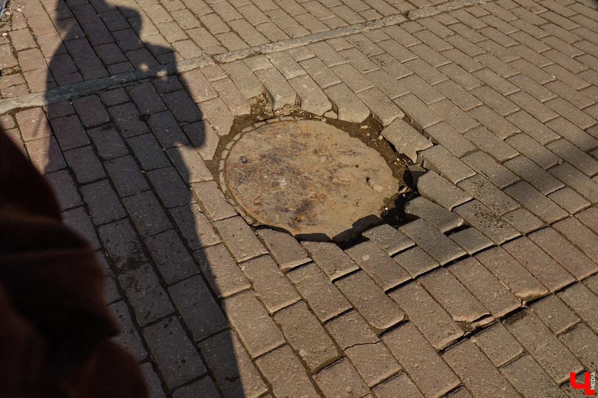 Весной хочется надеть что-то яркое и отправиться на прогулку в центр. Однако его неухоженный вид может вмиг испортить настроение. Почерневший снег и аварийные фасады — зрелище не для открыток. На то, что не красит ядро Владимира, обратил внимание «Ключ-Медиа».