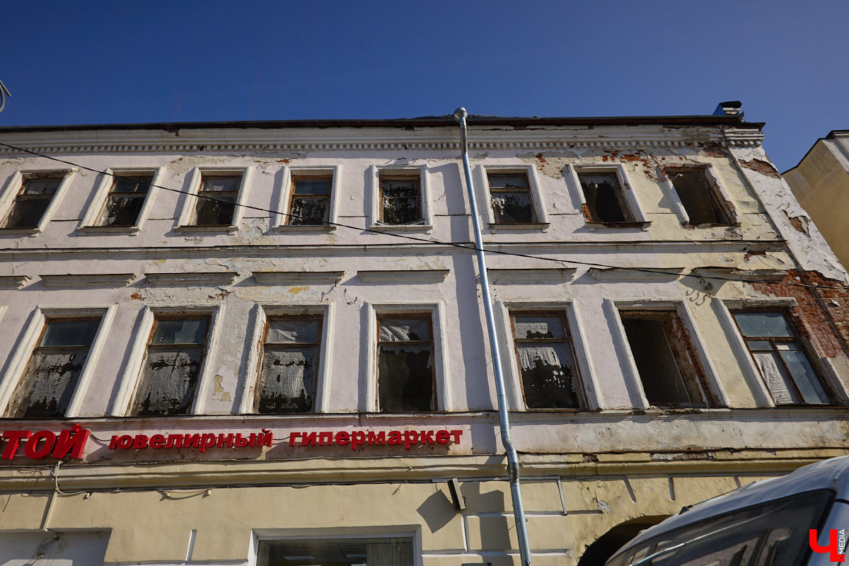 Весной хочется надеть что-то яркое и отправиться на прогулку в центр. Однако его неухоженный вид может вмиг испортить настроение. Почерневший снег и аварийные фасады — зрелище не для открыток. На то, что не красит ядро Владимира, обратил внимание «Ключ-Медиа».