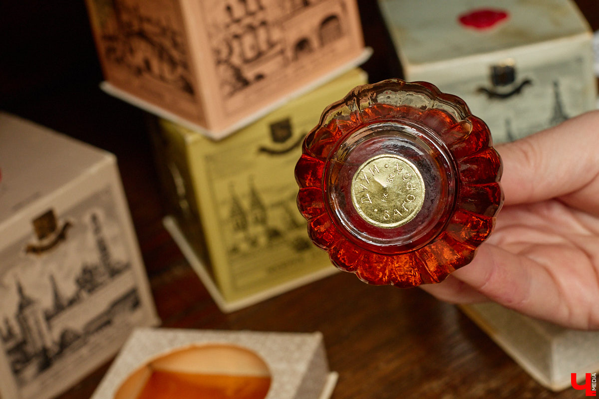 В 2027-м маршруту «Золотое кольцо» исполняется 60 лет. За это время было выпущено много сувениров, и одним из самых необычных стала парфюмерная серия из пяти ароматов. Два — с букетами Владимира и Суздаля. Уникальная линейка нашлась в коллекции Татьяны Пикуновой. Воспользовавшись своим преимуществом, она выпустила книгу, описав историю ароматных артефактов.