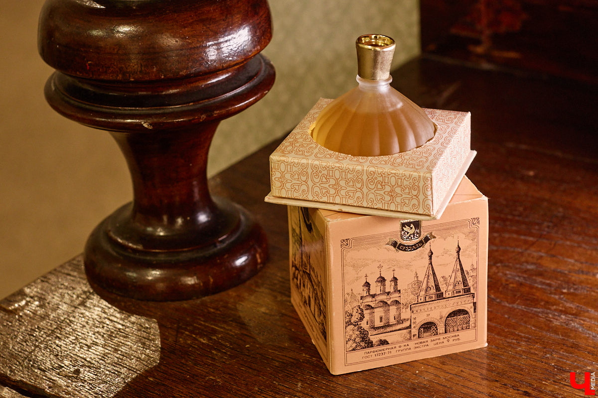 В 2027-м маршруту «Золотое кольцо» исполняется 60 лет. За это время было выпущено много сувениров, и одним из самых необычных стала парфюмерная серия из пяти ароматов. Два — с букетами Владимира и Суздаля. Уникальная линейка нашлась в коллекции Татьяны Пикуновой. Воспользовавшись своим преимуществом, она выпустила книгу, описав историю ароматных артефактов.