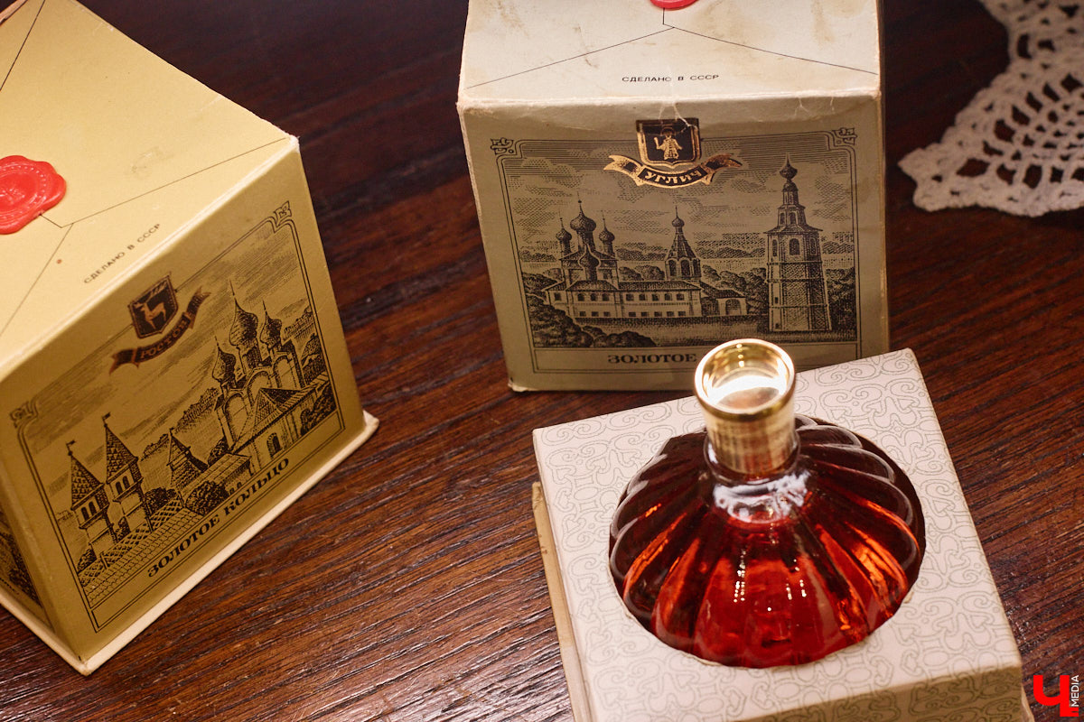 В 2027-м маршруту «Золотое кольцо» исполняется 60 лет. За это время было выпущено много сувениров, и одним из самых необычных стала парфюмерная серия из пяти ароматов. Два — с букетами Владимира и Суздаля. Уникальная линейка нашлась в коллекции Татьяны Пикуновой. Воспользовавшись своим преимуществом, она выпустила книгу, описав историю ароматных артефактов.