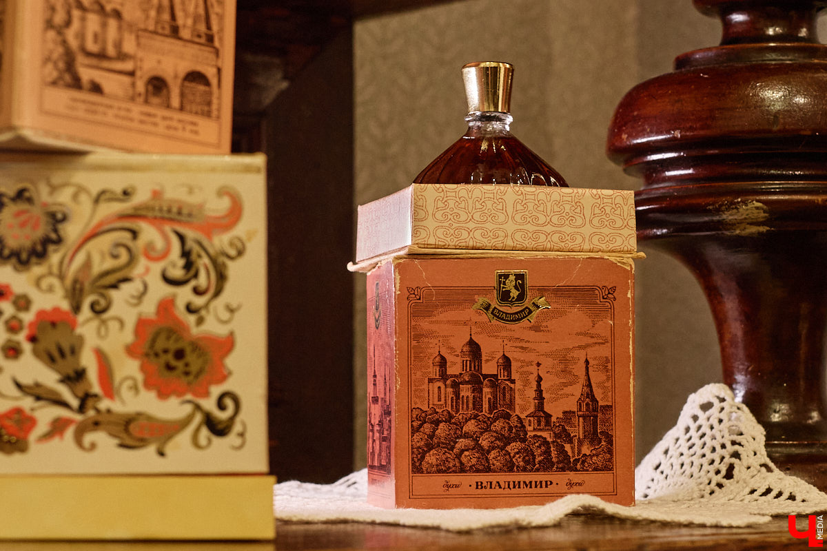 В 2027-м маршруту «Золотое кольцо» исполняется 60 лет. За это время было выпущено много сувениров, и одним из самых необычных стала парфюмерная серия из пяти ароматов. Два — с букетами Владимира и Суздаля. Уникальная линейка нашлась в коллекции Татьяны Пикуновой. Воспользовавшись своим преимуществом, она выпустила книгу, описав историю ароматных артефактов.