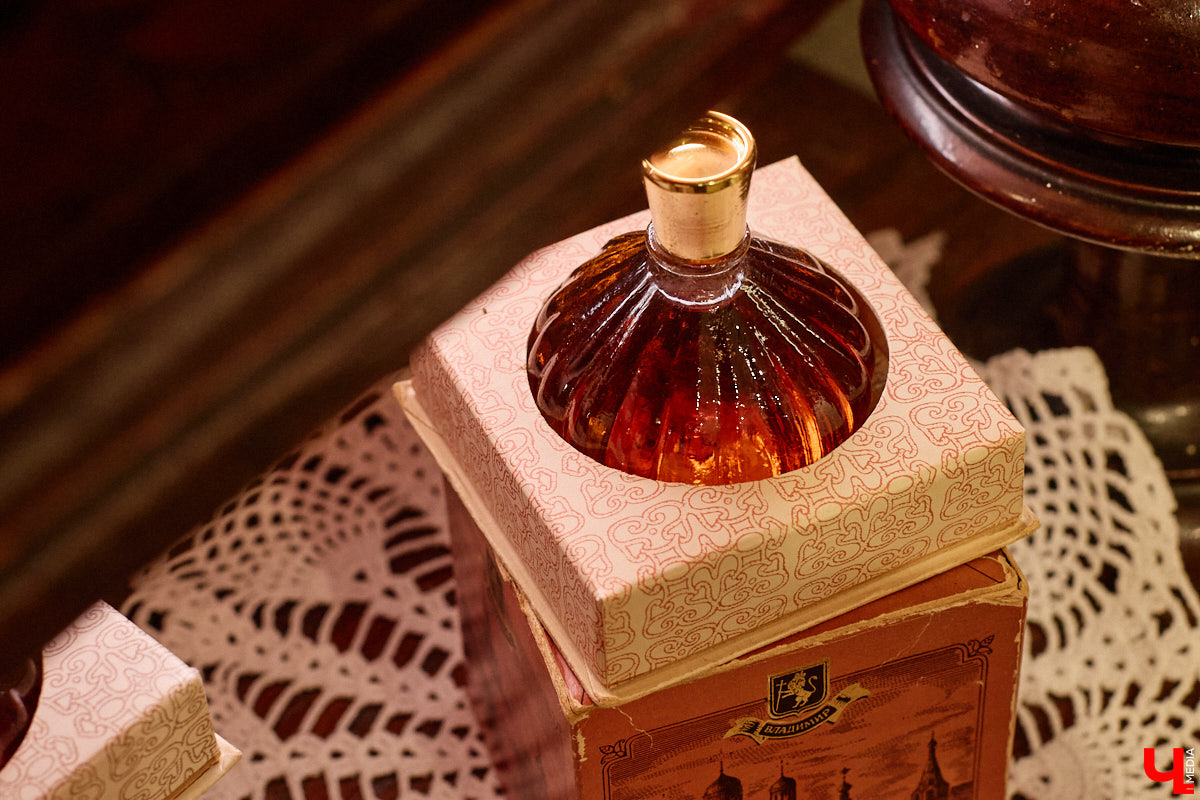 В 2027-м маршруту «Золотое кольцо» исполняется 60 лет. За это время было выпущено много сувениров, и одним из самых необычных стала парфюмерная серия из пяти ароматов. Два — с букетами Владимира и Суздаля. Уникальная линейка нашлась в коллекции Татьяны Пикуновой. Воспользовавшись своим преимуществом, она выпустила книгу, описав историю ароматных артефактов.