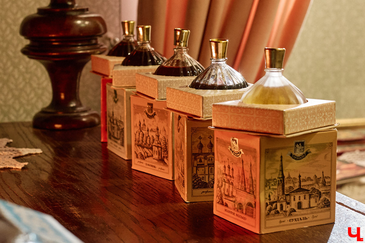 В 2027-м маршруту «Золотое кольцо» исполняется 60 лет. За это время было выпущено много сувениров, и одним из самых необычных стала парфюмерная серия из пяти ароматов. Два — с букетами Владимира и Суздаля. Уникальная линейка нашлась в коллекции Татьяны Пикуновой. Воспользовавшись своим преимуществом, она выпустила книгу, описав историю ароматных артефактов.