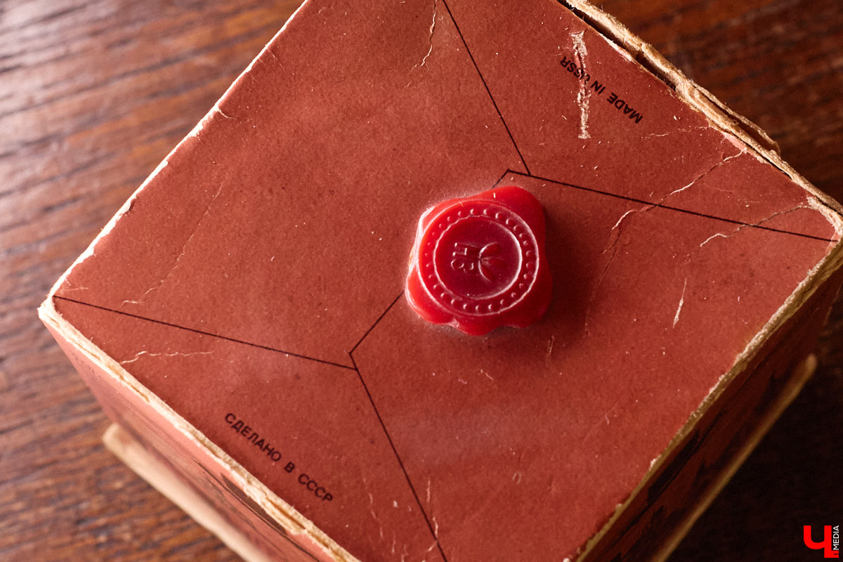 В 2027-м маршруту «Золотое кольцо» исполняется 60 лет. За это время было выпущено много сувениров, и одним из самых необычных стала парфюмерная серия из пяти ароматов. Два — с букетами Владимира и Суздаля. Уникальная линейка нашлась в коллекции Татьяны Пикуновой. Воспользовавшись своим преимуществом, она выпустила книгу, описав историю ароматных артефактов.