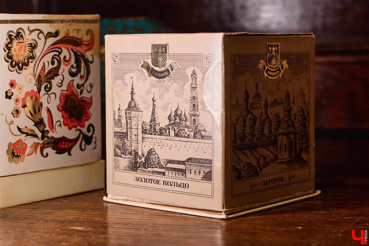 В 2027-м маршруту «Золотое кольцо» исполняется 60 лет. За это время было выпущено много сувениров, и одним из самых необычных стала парфюмерная серия из пяти ароматов. Два — с букетами Владимира и Суздаля. Уникальная линейка нашлась в коллекции Татьяны Пикуновой. Воспользовавшись своим преимуществом, она выпустила книгу, описав историю ароматных артефактов.