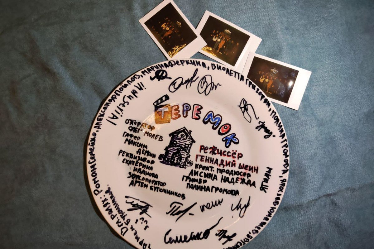 Дом с видом на кладбище, внезапные «гости» и актеры, которые до последнего спорили, кто из них по сюжету убийца. Во Владимирской области сняли «Теремок» — камерный детектив с характером, где черный юмор соседствует с реальными историями. Мы поговорили с режиссером Геннадием Шеиным и креативным продюсером Надеждой Лисиной и узнали, как рождается региональное кино.