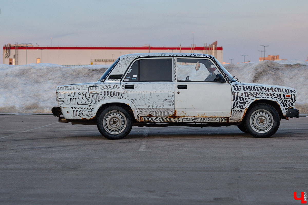 Какой вы видели свою первую машину? Пока другие мальчишки вешали на стены плакаты с суперкарами, Алексей Дрягин с 14 лет точно знал, что его идеальный автомобиль выглядит иначе. Спустя годы детская мечта обрела форму «семерки», но далеко не в заводском виде. Подробнее о тюнинге владелец «жигули» рассказал «Ключ-Медиа».