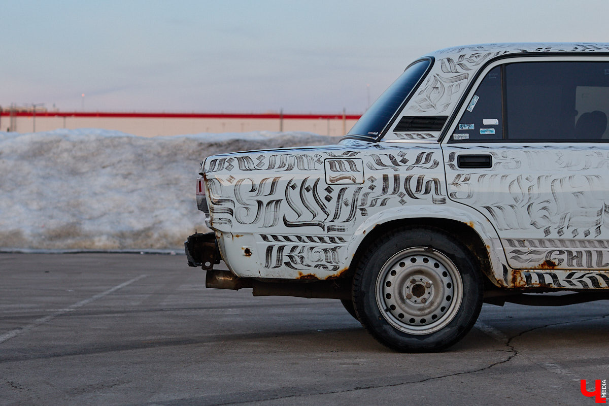 Какой вы видели свою первую машину? Пока другие мальчишки вешали на стены плакаты с суперкарами, Алексей Дрягин с 14 лет точно знал, что его идеальный автомобиль выглядит иначе. Спустя годы детская мечта обрела форму «семерки», но далеко не в заводском виде. Подробнее о тюнинге владелец «жигули» рассказал «Ключ-Медиа».