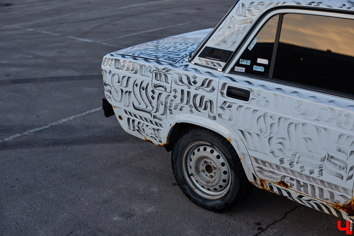 Какой вы видели свою первую машину? Пока другие мальчишки вешали на стены плакаты с суперкарами, Алексей Дрягин с 14 лет точно знал, что его идеальный автомобиль выглядит иначе. Спустя годы детская мечта обрела форму «семерки», но далеко не в заводском виде. Подробнее о тюнинге владелец «жигули» рассказал «Ключ-Медиа».