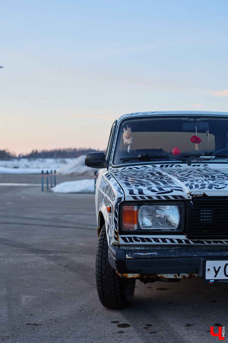 Какой вы видели свою первую машину? Пока другие мальчишки вешали на стены плакаты с суперкарами, Алексей Дрягин с 14 лет точно знал, что его идеальный автомобиль выглядит иначе. Спустя годы детская мечта обрела форму «семерки», но далеко не в заводском виде. Подробнее о тюнинге владелец «жигули» рассказал «Ключ-Медиа».