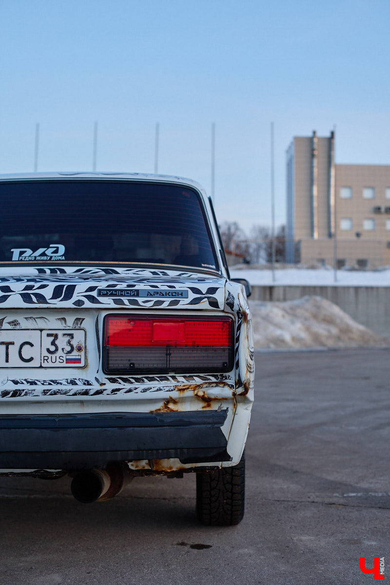 Какой вы видели свою первую машину? Пока другие мальчишки вешали на стены плакаты с суперкарами, Алексей Дрягин с 14 лет точно знал, что его идеальный автомобиль выглядит иначе. Спустя годы детская мечта обрела форму «семерки», но далеко не в заводском виде. Подробнее о тюнинге владелец «жигули» рассказал «Ключ-Медиа».