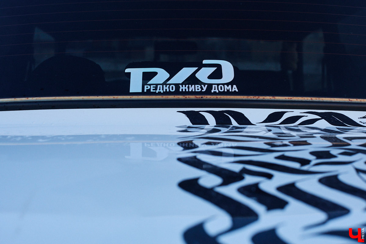 Какой вы видели свою первую машину? Пока другие мальчишки вешали на стены плакаты с суперкарами, Алексей Дрягин с 14 лет точно знал, что его идеальный автомобиль выглядит иначе. Спустя годы детская мечта обрела форму «семерки», но далеко не в заводском виде. Подробнее о тюнинге владелец «жигули» рассказал «Ключ-Медиа».