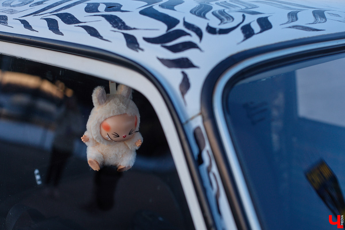 Какой вы видели свою первую машину? Пока другие мальчишки вешали на стены плакаты с суперкарами, Алексей Дрягин с 14 лет точно знал, что его идеальный автомобиль выглядит иначе. Спустя годы детская мечта обрела форму «семерки», но далеко не в заводском виде. Подробнее о тюнинге владелец «жигули» рассказал «Ключ-Медиа».