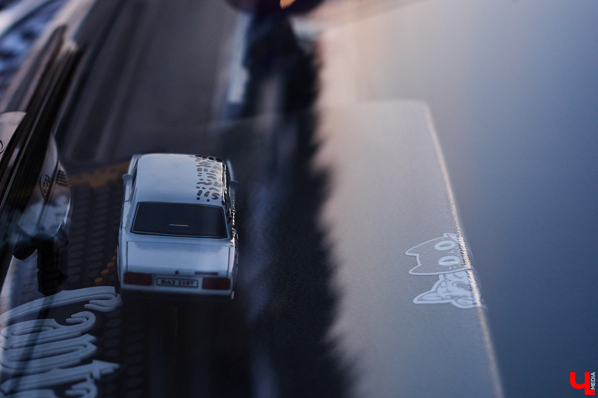 Какой вы видели свою первую машину? Пока другие мальчишки вешали на стены плакаты с суперкарами, Алексей Дрягин с 14 лет точно знал, что его идеальный автомобиль выглядит иначе. Спустя годы детская мечта обрела форму «семерки», но далеко не в заводском виде. Подробнее о тюнинге владелец «жигули» рассказал «Ключ-Медиа».