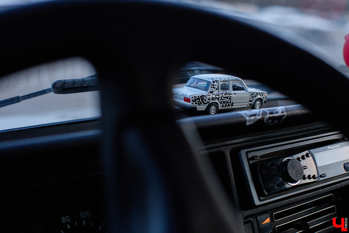 Какой вы видели свою первую машину? Пока другие мальчишки вешали на стены плакаты с суперкарами, Алексей Дрягин с 14 лет точно знал, что его идеальный автомобиль выглядит иначе. Спустя годы детская мечта обрела форму «семерки», но далеко не в заводском виде. Подробнее о тюнинге владелец «жигули» рассказал «Ключ-Медиа».