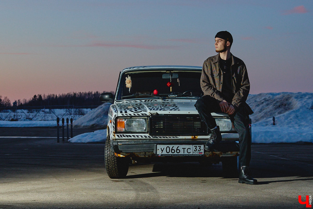Какой вы видели свою первую машину? Пока другие мальчишки вешали на стены плакаты с суперкарами, Алексей Дрягин с 14 лет точно знал, что его идеальный автомобиль выглядит иначе. Спустя годы детская мечта обрела форму «семерки», но далеко не в заводском виде. Подробнее о тюнинге владелец «жигули» рассказал «Ключ-Медиа».