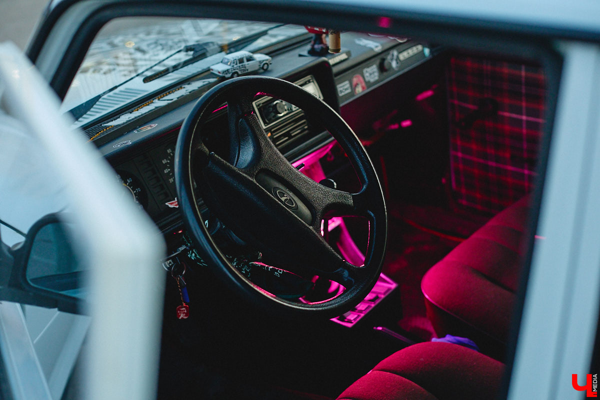 Какой вы видели свою первую машину? Пока другие мальчишки вешали на стены плакаты с суперкарами, Алексей Дрягин с 14 лет точно знал, что его идеальный автомобиль выглядит иначе. Спустя годы детская мечта обрела форму «семерки», но далеко не в заводском виде. Подробнее о тюнинге владелец «жигули» рассказал «Ключ-Медиа».