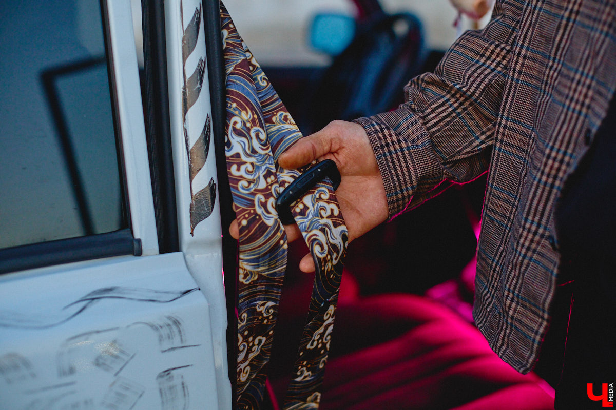 Какой вы видели свою первую машину? Пока другие мальчишки вешали на стены плакаты с суперкарами, Алексей Дрягин с 14 лет точно знал, что его идеальный автомобиль выглядит иначе. Спустя годы детская мечта обрела форму «семерки», но далеко не в заводском виде. Подробнее о тюнинге владелец «жигули» рассказал «Ключ-Медиа».