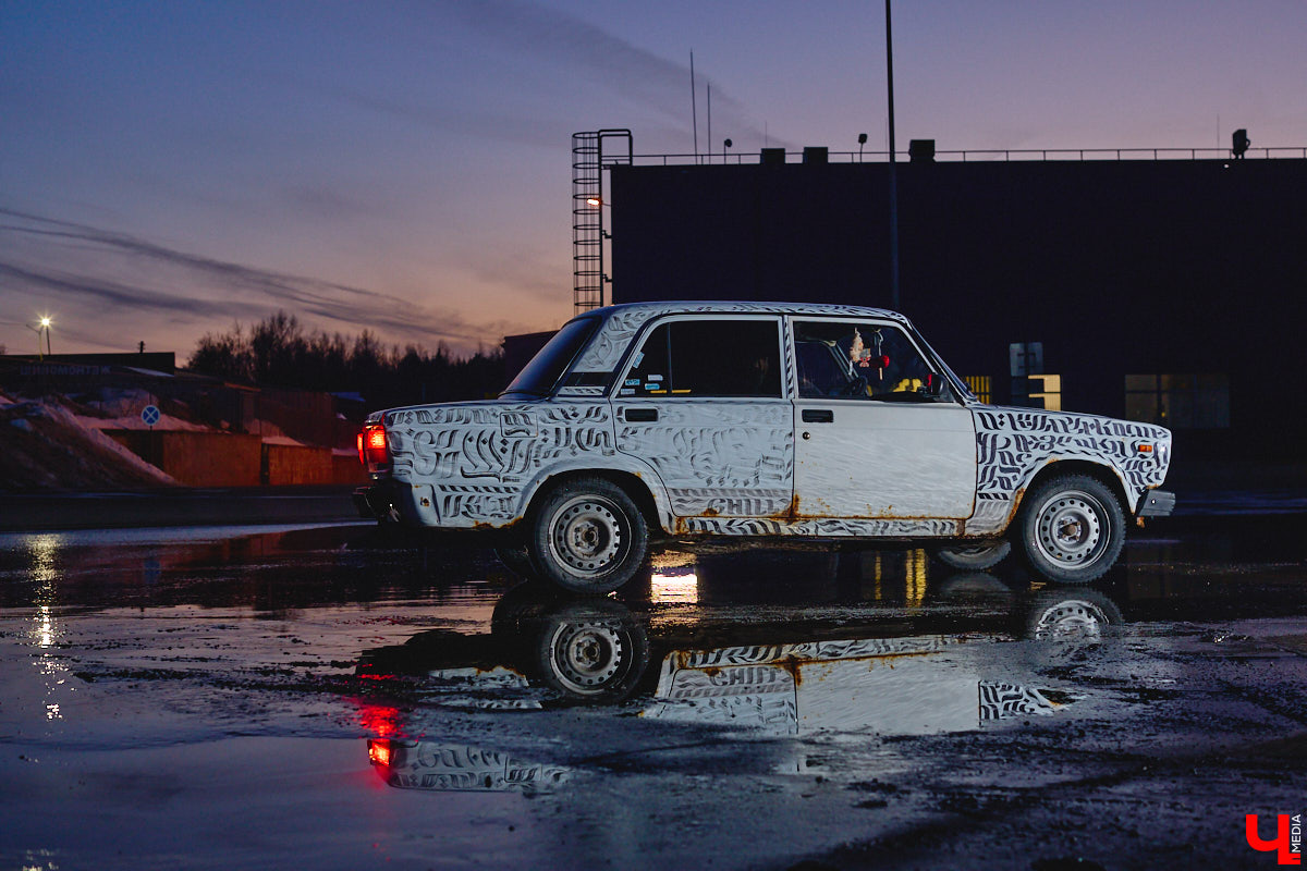 Какой вы видели свою первую машину? Пока другие мальчишки вешали на стены плакаты с суперкарами, Алексей Дрягин с 14 лет точно знал, что его идеальный автомобиль выглядит иначе. Спустя годы детская мечта обрела форму «семерки», но далеко не в заводском виде. Подробнее о тюнинге владелец «жигули» рассказал «Ключ-Медиа».