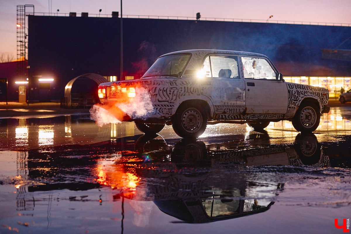 Какой вы видели свою первую машину? Пока другие мальчишки вешали на стены плакаты с суперкарами, Алексей Дрягин с 14 лет точно знал, что его идеальный автомобиль выглядит иначе. Спустя годы детская мечта обрела форму «семерки», но далеко не в заводском виде. Подробнее о тюнинге владелец «жигули» рассказал «Ключ-Медиа».