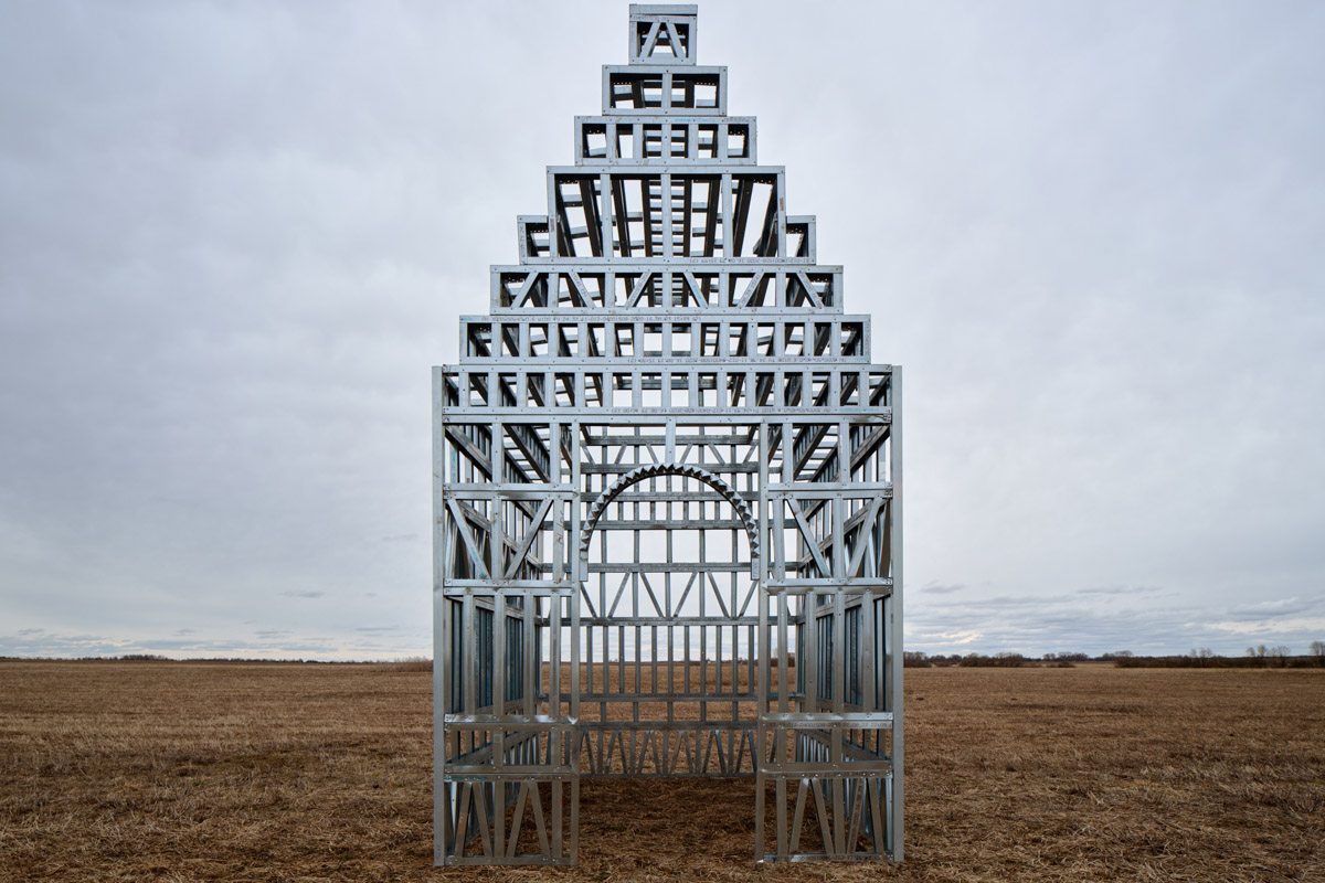 Если во Владимире ищут миниатюры, спрятанные под стеклом, то в Муроме, например, имеется арт-объект, который хорошо виден издалека. Деревянный конь былинного богатыря — одна из самых высоких уличных композиций 33-го региона. А кто еще может составить компанию Бурушке? Собрали топ-7 масштабных фигур.