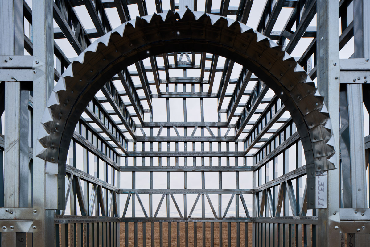 Если во Владимире ищут миниатюры, спрятанные под стеклом, то в Муроме, например, имеется арт-объект, который хорошо виден издалека. Деревянный конь былинного богатыря — одна из самых высоких уличных композиций 33-го региона. А кто еще может составить компанию Бурушке? Собрали топ-7 масштабных фигур.