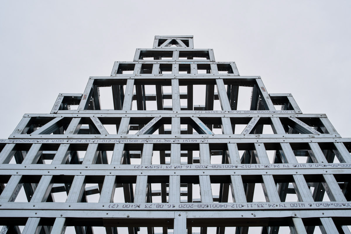 Если во Владимире ищут миниатюры, спрятанные под стеклом, то в Муроме, например, имеется арт-объект, который хорошо виден издалека. Деревянный конь былинного богатыря — одна из самых высоких уличных композиций 33-го региона. А кто еще может составить компанию Бурушке? Собрали топ-7 масштабных фигур.