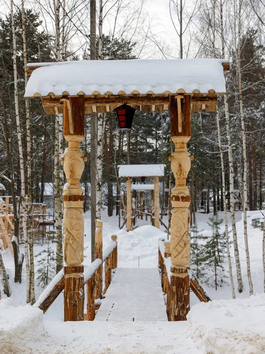 Если во Владимире ищут миниатюры, спрятанные под стеклом, то в Муроме, например, имеется арт-объект, который хорошо виден издалека. Деревянный конь былинного богатыря — одна из самых высоких уличных композиций 33-го региона. А кто еще может составить компанию Бурушке? Собрали топ-7 масштабных фигур.