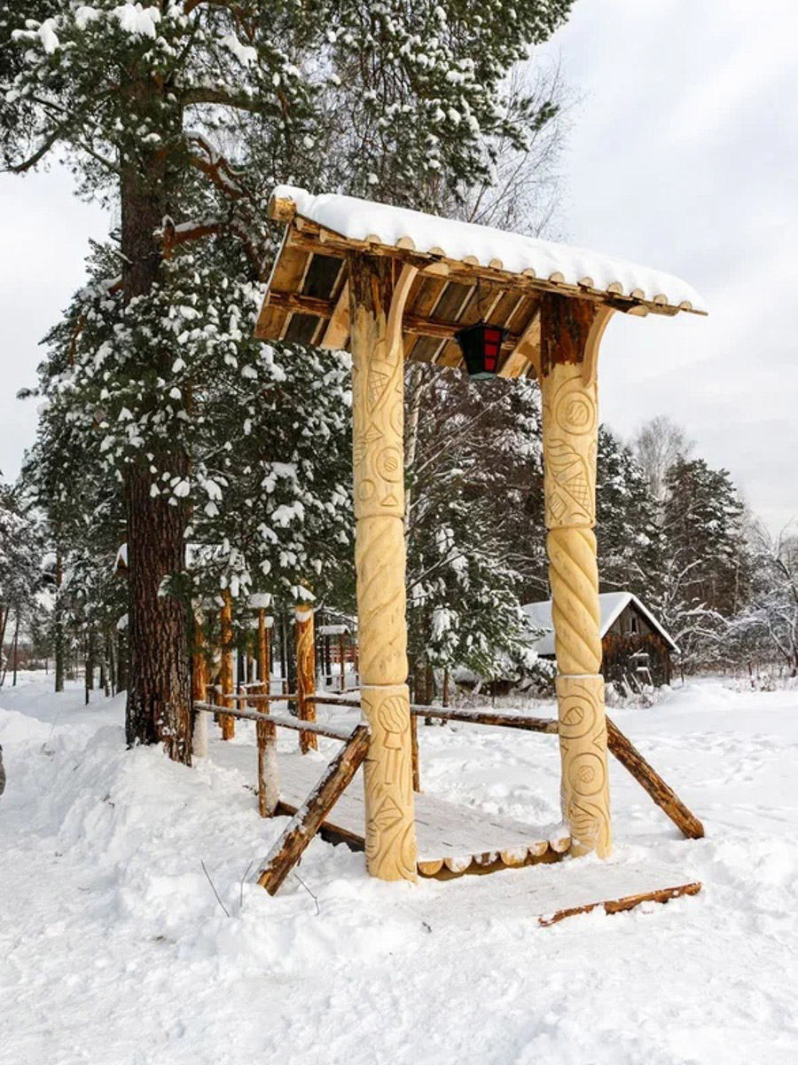Если во Владимире ищут миниатюры, спрятанные под стеклом, то в Муроме, например, имеется арт-объект, который хорошо виден издалека. Деревянный конь былинного богатыря — одна из самых высоких уличных композиций 33-го региона. А кто еще может составить компанию Бурушке? Собрали топ-7 масштабных фигур.