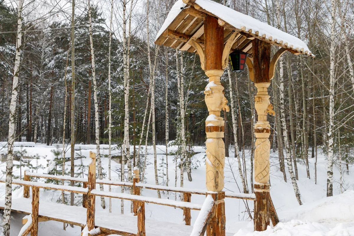 Если во Владимире ищут миниатюры, спрятанные под стеклом, то в Муроме, например, имеется арт-объект, который хорошо виден издалека. Деревянный конь былинного богатыря — одна из самых высоких уличных композиций 33-го региона. А кто еще может составить компанию Бурушке? Собрали топ-7 масштабных фигур.