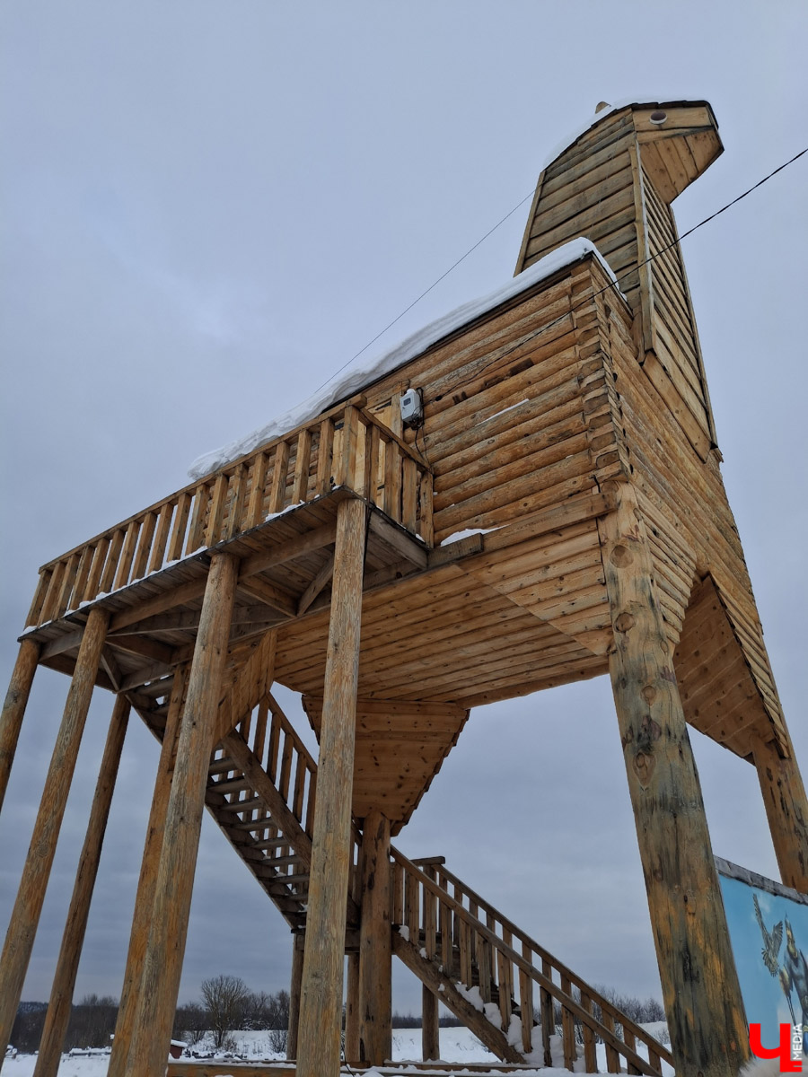 Если во Владимире ищут миниатюры, спрятанные под стеклом, то в Муроме, например, имеется арт-объект, который хорошо виден издалека. Деревянный конь былинного богатыря — одна из самых высоких уличных композиций 33-го региона. А кто еще может составить компанию Бурушке? Собрали топ-7 масштабных фигур.